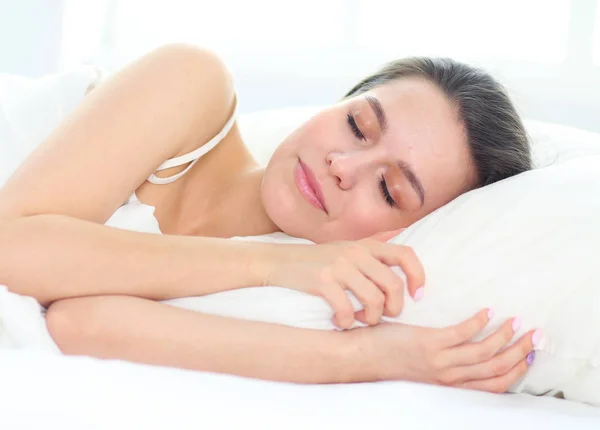 Mooie vrouw zit op haar bed thuis — Stockfoto