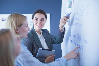 İş, eğitim ve ofis konsepti - yönetim kurulu ile iş ekibi bir şey tartışıyor.