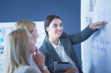 İş, eğitim ve ofis konsepti - yönetim kurulu ile iş ekibi bir şey tartışıyor.