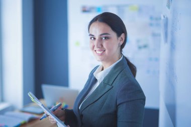 İş, eğitim ve ofis konsepti - yönetim kurulu ile iş ekibi bir şey tartışıyor.