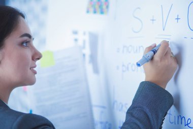İş, eğitim ve ofis konsepti - yönetim kurulu ile iş ekibi bir şey tartışıyor.