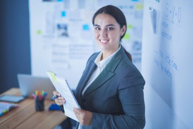 İş, eğitim ve ofis konsepti - yönetim kurulu ile iş ekibi bir şey tartışıyor.