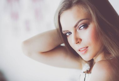 Güzel bir kadın yüzü beyaz stüdyoya yakın..