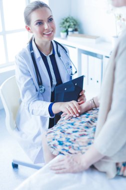 Doktor ve hasta masada otururken bir şey tartışıyorlar. İlaç ve sağlık hizmetleri kavramı