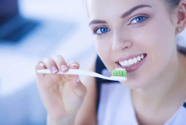 Junges hübsches Mädchen pflegt Mundhygiene mit Zahnbürste. — Stockfoto