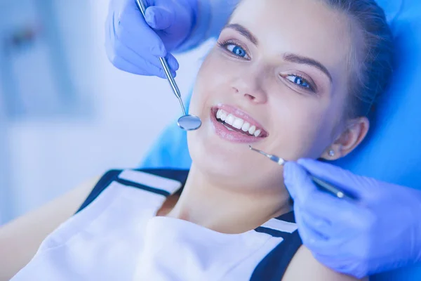 Молодая пациентка с открытым ртом, осматривающая стоматологию в стоматологическом кабинете. — стоковое фото