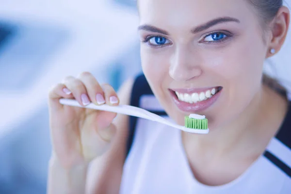 Jong mooi meisje handhaven mondhygiëne met tandenborstel. — Stockfoto