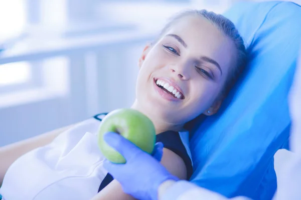 Close up portrait of healthy smiling woman with green apple. — Stock Photo, Image