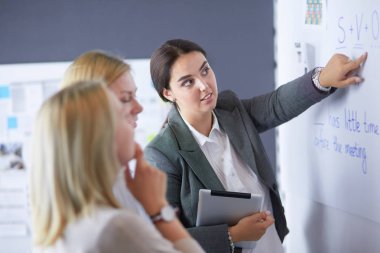 İş, eğitim ve ofis konsepti - yönetim kurulu ile iş ekibi bir şey tartışıyor.