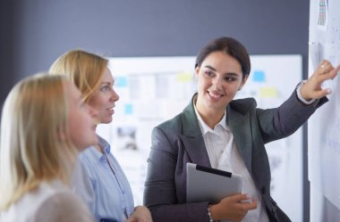 İş, eğitim ve ofis konsepti - yönetim kurulu ile iş ekibi bir şey tartışıyor.