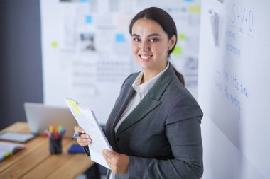 İş, eğitim ve ofis konsepti - yönetim kurulu ile iş ekibi bir şey tartışıyor.