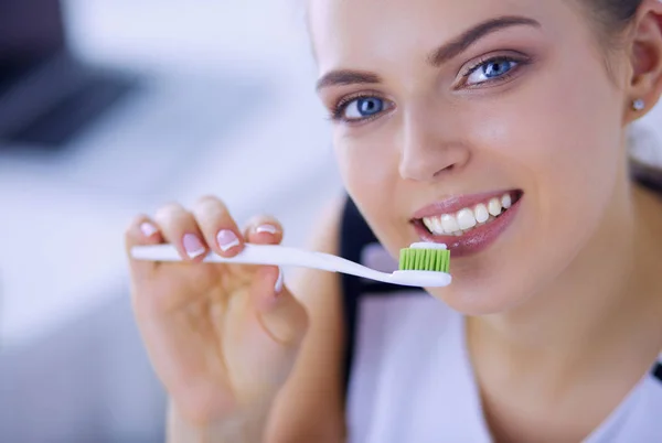 Jovem menina bonita mantendo a higiene oral com escova de dentes . — Fotografia de Stock