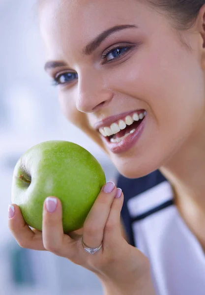 ปิดรูปของผู้หญิงที่มีสุขภาพดีที่ยิ้มกับแอปเปิ้ลสีเขียว . — ภาพถ่ายสต็อก