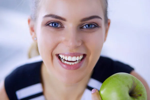 Nahaufnahme Porträt einer gesunden lächelnden Frau mit grünem Apfel. — Stockfoto