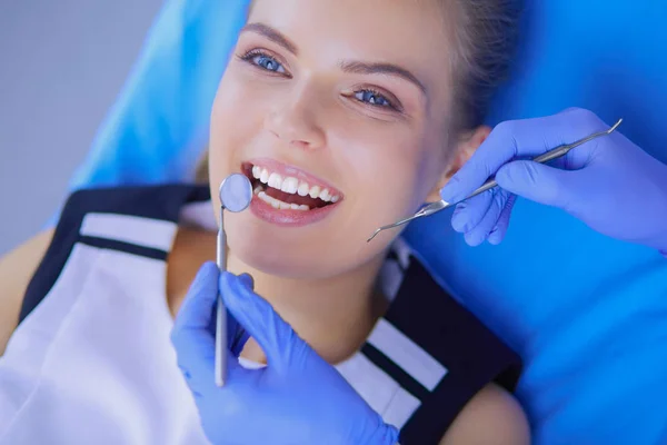 Jonge vrouwelijke patiënt met open mond onderzoeken tandheelkundige inspectie op tandartspraktijk. — Stockfoto