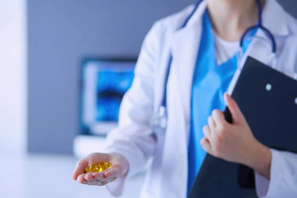 Detailní záběr lékařských rukou držících pilulky. — Stock fotografie