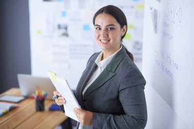 İş, eğitim ve ofis konsepti - yönetim kurulu ile iş ekibi bir şey tartışıyor.