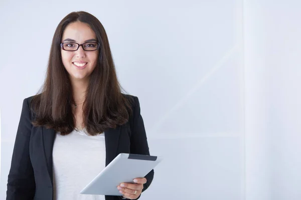 Portret van de jonge zakenvrouw met digitale tablet in haar handen glimlachen. — Stockfoto