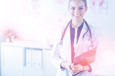 Üniformalı bir dosyayla gülümseyen kadın doktor