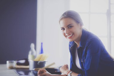 Kahvaltı ve dergi okuma genç kadın