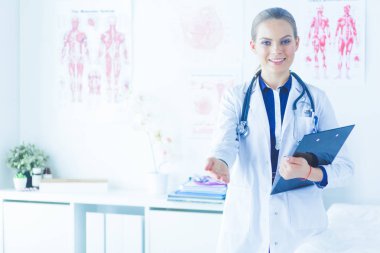 Üniformalı bir dosyayla gülümseyen kadın doktor