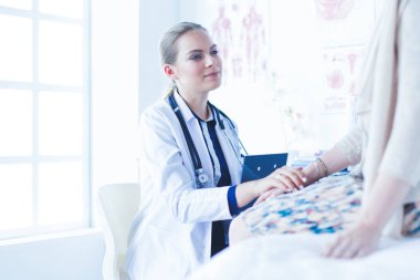 Doktor ve hasta masada otururken bir şey tartışıyorlar. İlaç ve sağlık hizmetleri kavramı