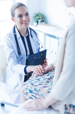 Doktor ve hasta masada otururken bir şey tartışıyorlar. İlaç ve sağlık hizmetleri kavramı