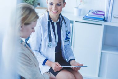 Doktor ve hasta masada otururken bir şey tartışıyorlar. İlaç ve sağlık hizmetleri kavramı