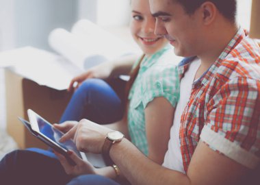 Evde oturan ipad ile katta hareketli çift. Çift