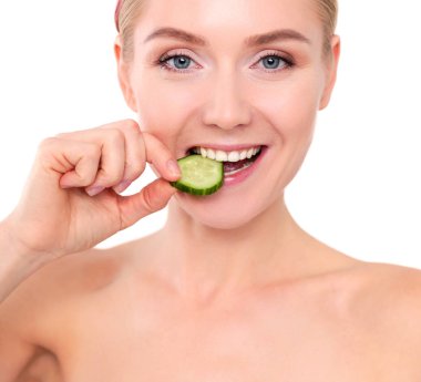 Beyaz zemin üzerine salatalık dilimleri ile genç güzel kadın