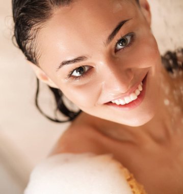 Genç beautyful kadın banyoda duş altında.