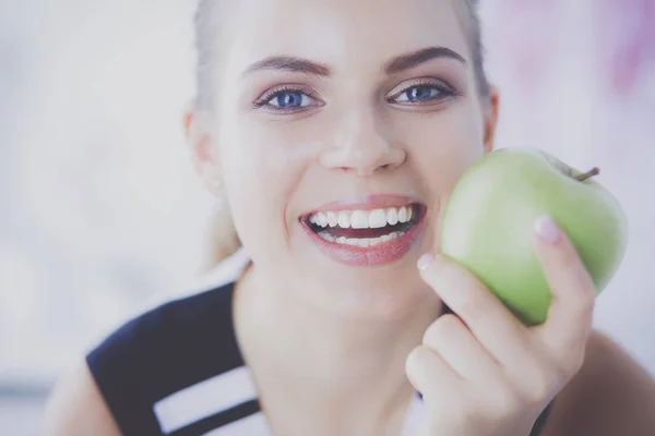 Portrait rapproché d'une femme souriante et en bonne santé à la pomme verte. — Photo