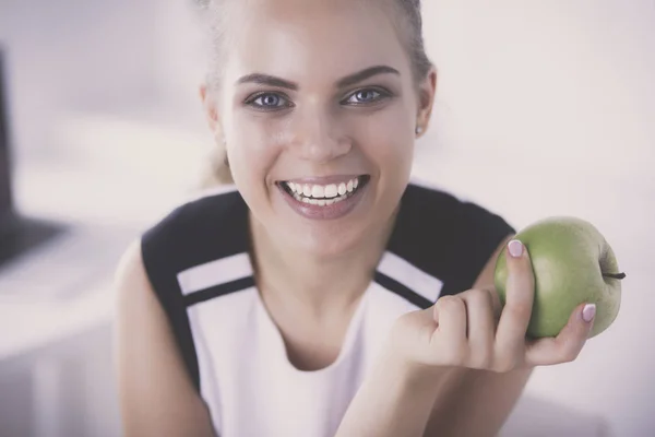 Primer plano retrato de mujer sonriente saludable con manzana verde. —  Fotos de Stock