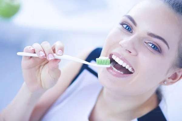 Young pretty girl maintaining oral hygiene with toothbrush. — Stock Photo, Image