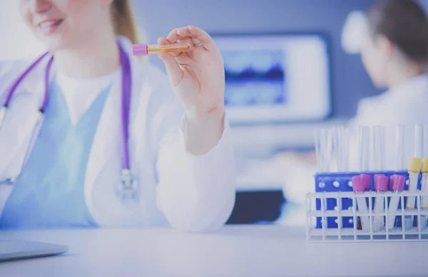 Asistente de laboratorio que sostiene el tubo de ensayo, vista de primer plano enfocada en el tubo de ensayo. —  Fotos de Stock