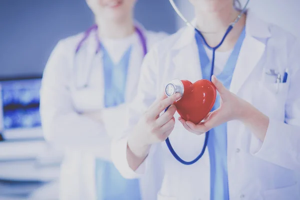 Vágott lövés két fiatal orvos nő sztetoszkóppal a kezében szív. — Stock Fotó