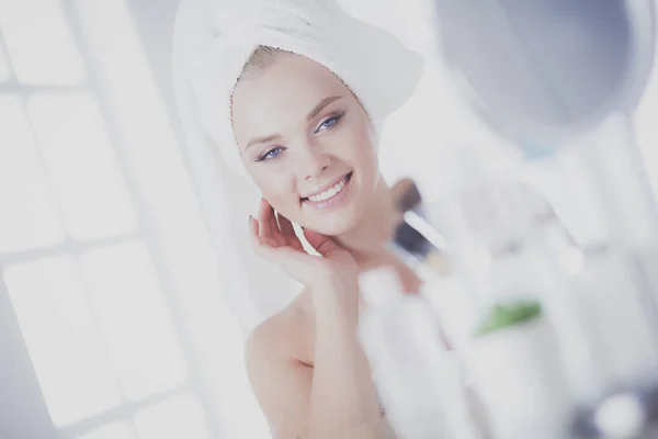 Bornozlu Genç Kadın Banyo Aynasına Bakıyor — Stok fotoğraf