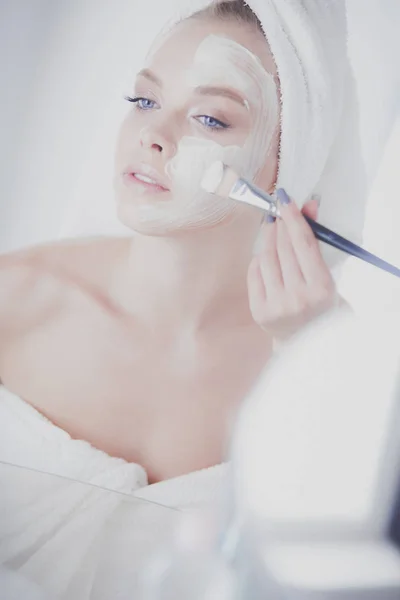 Genç bir kadının banyoya yüz pudrası sürerken fotoğrafı. — Stok fotoğraf