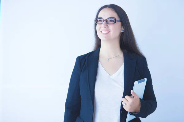 Porträtt av leende ung affärskvinna med digital tablett i hennes händer. — Stockfoto