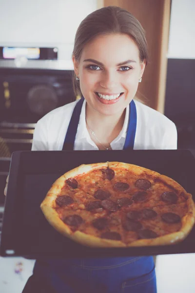 Feliz joven cocinando pizza en casa —  Fotos de Stock