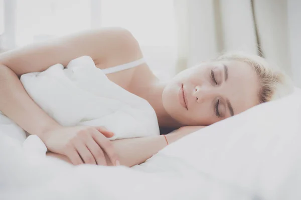 Mujer bonita acostada en su cama en casa — Foto de Stock