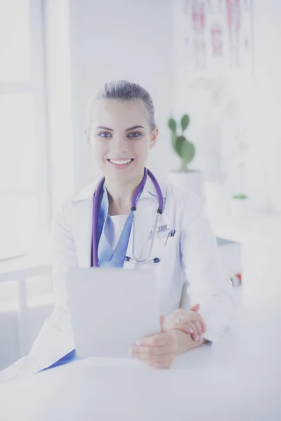 Close-up Retrato de médico fêmea amigável com estetoscópio e tablet nas mãos. — Fotografia de Stock