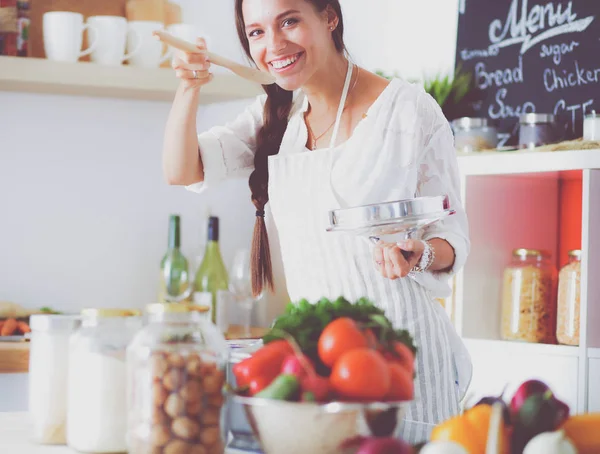 Mujer cocinera en cocina con cuchara de madera. Mujer cocinera —  Fotos de Stock