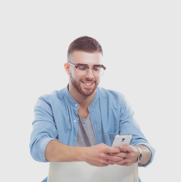Sandalyede oturan ve cep telefonuyla genç adam. Startupper. Genç girişimci. — Stok fotoğraf