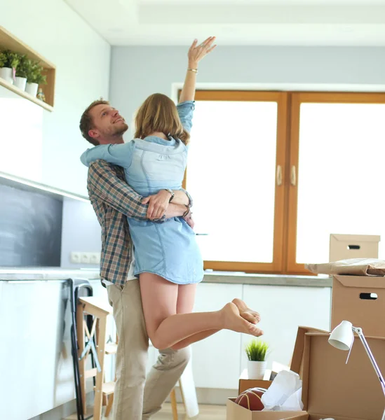 Retrato de una joven pareja mudándose a un nuevo hogar. Pareja joven —  Fotos de Stock