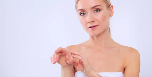 Das schöne junge Mädchen mit sauberer, frischer Haut berührt mit der Hand eine Wange — Stockfoto
