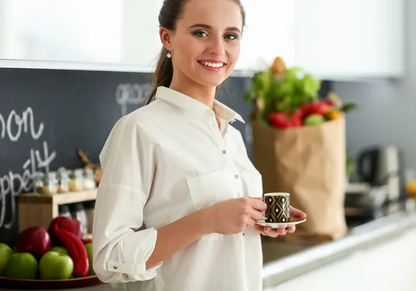 Mladá žena plánování výdajů a placení účtů v její kuchyni. — Stock fotografie