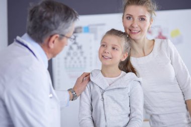 Annesiyle birlikte küçük bir kız danışmanlık için doktora gitmiş.