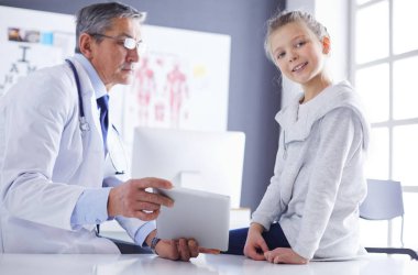 Küçük tatlı bir kız ve hastanedeki doktorunun portresi.