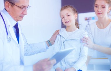 Annesiyle birlikte küçük bir kız danışmanlık için doktora gitmiş.